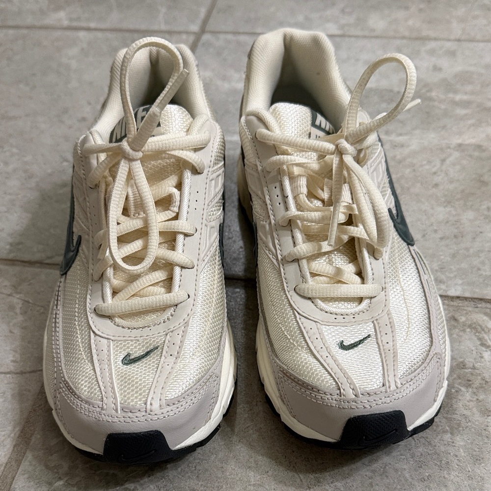 Women’s Nike sneakers size 6